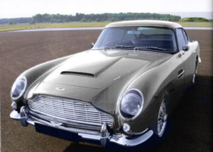Wanted Aston Martin vaalean harmaa e1665405849113